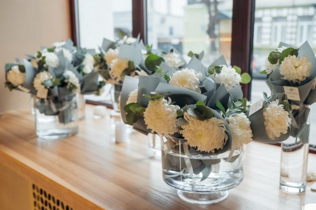 Жінок зустрічали квітами