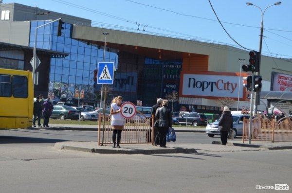 У Луцьку громадські активісти провели «дорожній» флешмоб. ФОТО