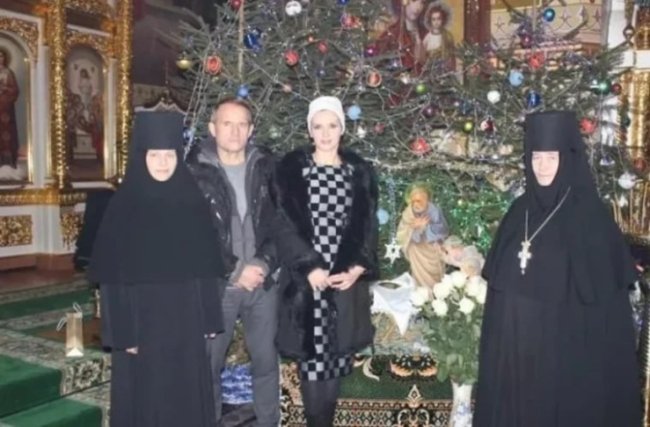 Ігуменя Стефана (праворуч), Віктор Медведчук та Оксана Марченко (в центрі)