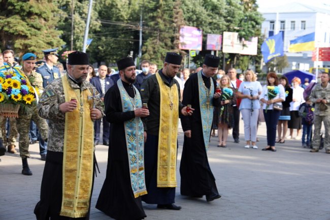 Із соняшниками в руках та зі сльозами на очах: як лучани вшанували пам’ять загиблих в АТО/ООС захисників України. ФОТО 