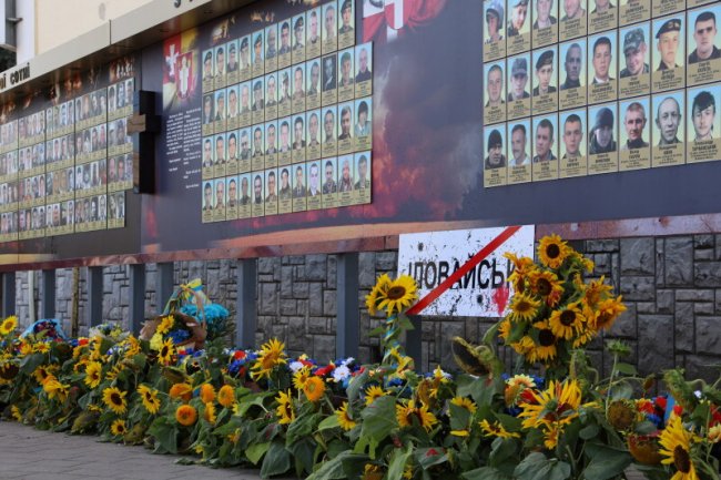 Із соняшниками в руках та зі сльозами на очах: як лучани вшанували пам’ять загиблих в АТО/ООС захисників України. ФОТО 