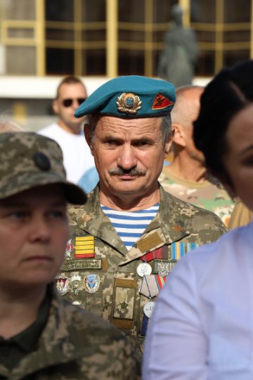 Із соняшниками в руках та зі сльозами на очах: як лучани вшанували пам’ять загиблих в АТО/ООС захисників України. ФОТО 