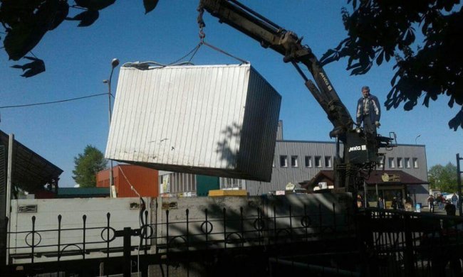 У Луцьку знесли «незаконний» контейнер. ФОТО