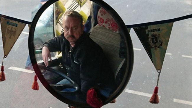 Що «світить» водію луцького тролейбуса, який курив під час руху