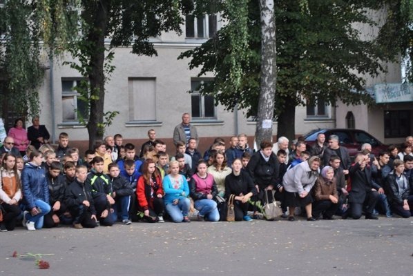 Горохівчани  навколішках зустріли тіло загиблого в зоні АТО земляка. ФОТО