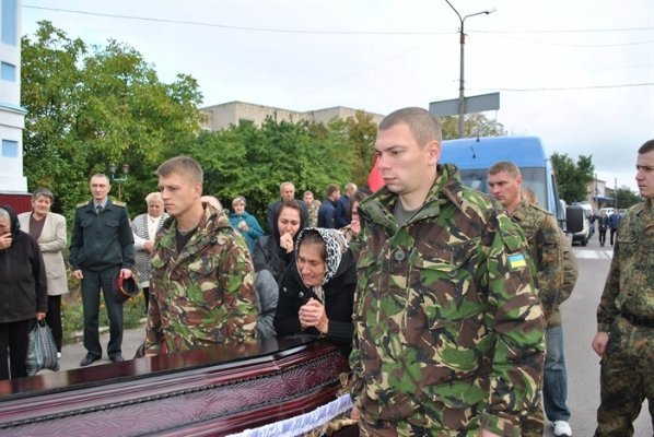 Горохівчани  навколішках зустріли тіло загиблого в зоні АТО земляка. ФОТО