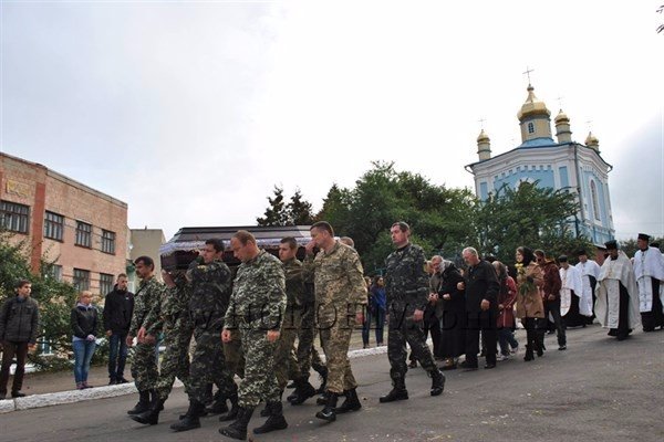 Горохівчани  навколішках зустріли тіло загиблого в зоні АТО земляка. ФОТО