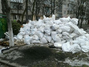 У луцькі двори люди підкинули гори будівельного сміття. ФОТО