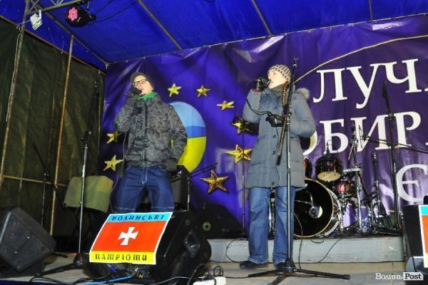 Як у Луцьку музиканти розважали люд на Євромайдані. ФОТО. ВІДЕО