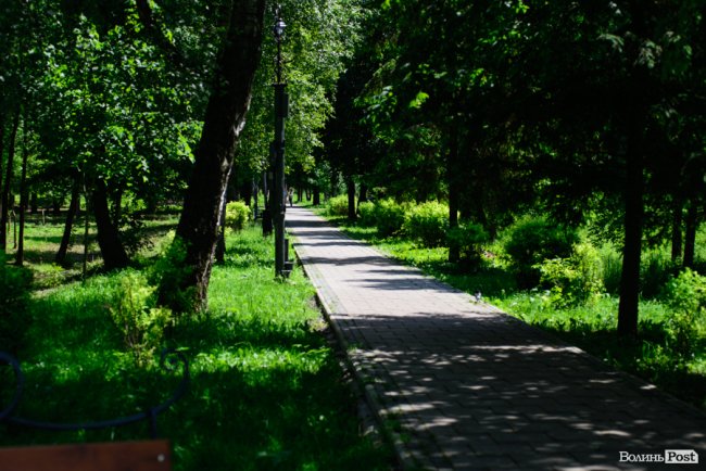 Літній день у центральному парку Луцька. ФОТОРЕПОРТАЖ