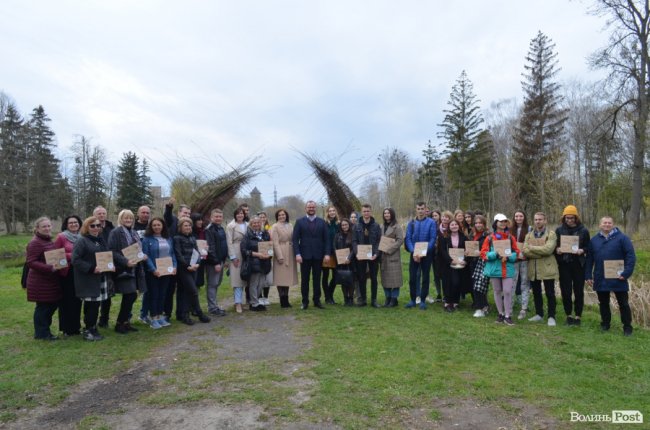 У луцькому парку «оселилися» велетенська риба, кінь і мавки. ФОТО