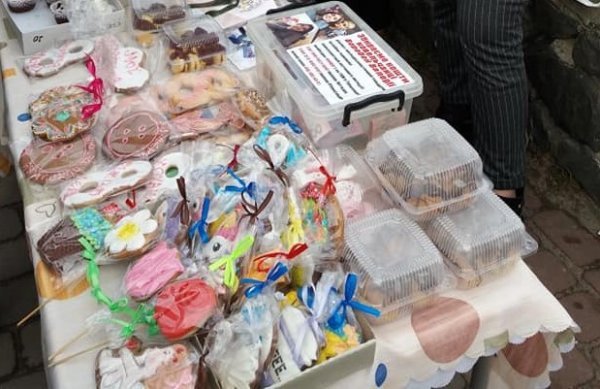 Важкохвора юна волинянка продавала солодощі, щоб зібрати кошти собі на операцію. ФОТО