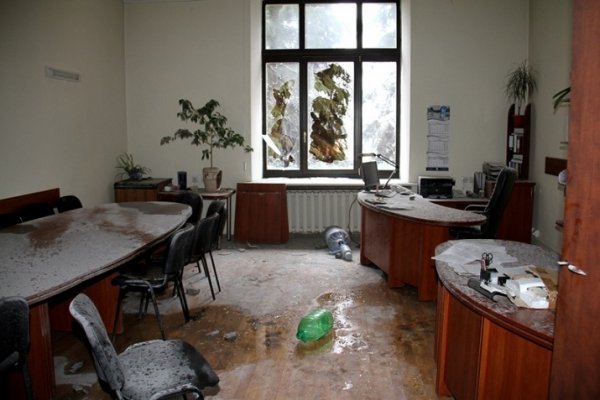 Сепаратисти залишили в Харківській ОДА згорілі кімнати і консерви. ФОТО