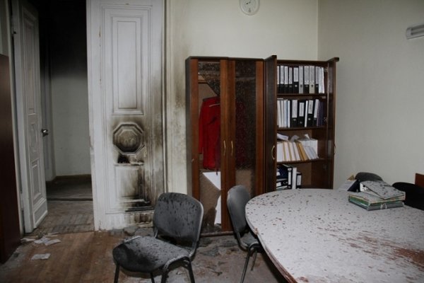 Сепаратисти залишили в Харківській ОДА згорілі кімнати і консерви. ФОТО