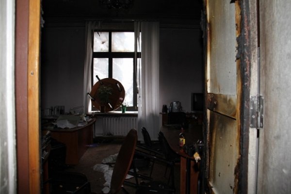 Сепаратисти залишили в Харківській ОДА згорілі кімнати і консерви. ФОТО