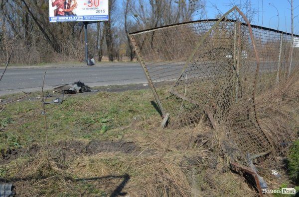 Аварія у Луцьку: легковик протаранив опору ліній електропередач. ФОТО. ВІДЕО