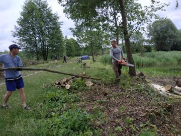 Ентузіасти продовжують облагороджувати озеро на Волині. ФОТО