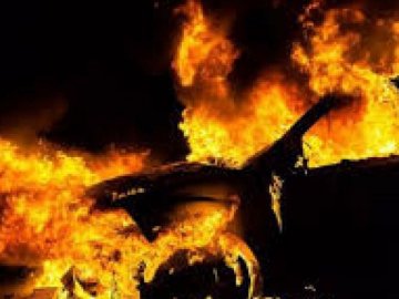 На волинській трасі горить автомобіль. ВІДЕО