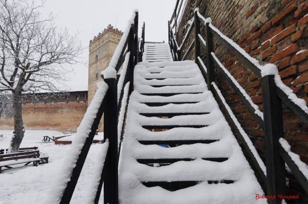 Фото зимового Луцького замку