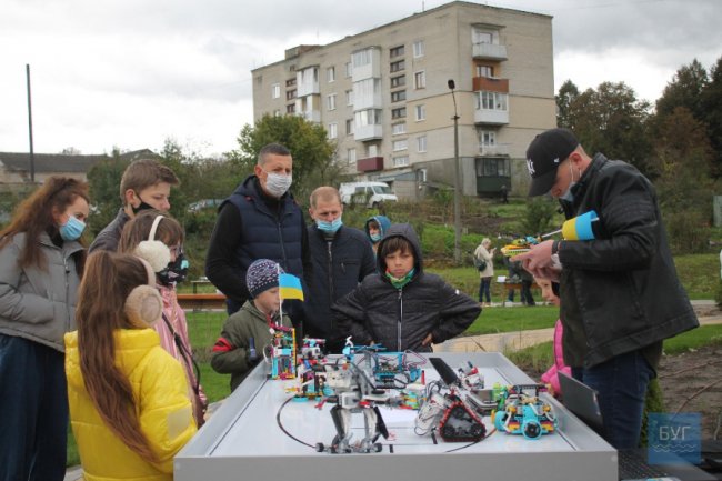 У місті на Волині відбувся конкурс-виставка роботів Lego. ФОТО