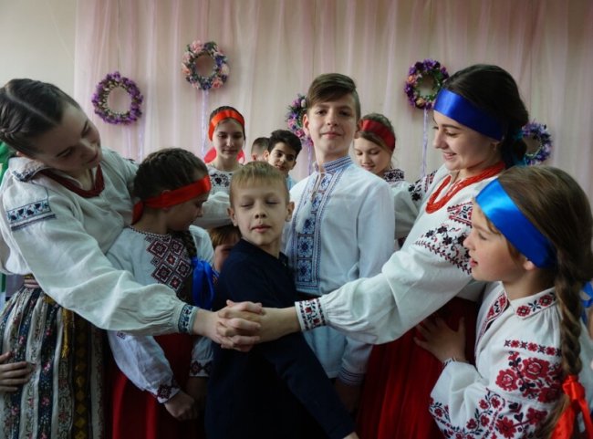 У Луцьку відкрили  майстерню, де діток навчають писанкарству