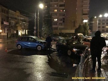 В центрі Луцька зіткнулися Volkswagen та Mercedes. ФОТО, ВІДЕО