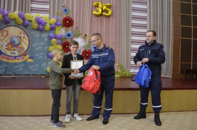 У Луцьку нагородили дітей, які врятували бабусю з пожежі