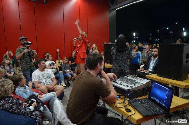 Атмосферно і затишно: у Луцьку співали в пам'ять про Скрябіна. ФОТО