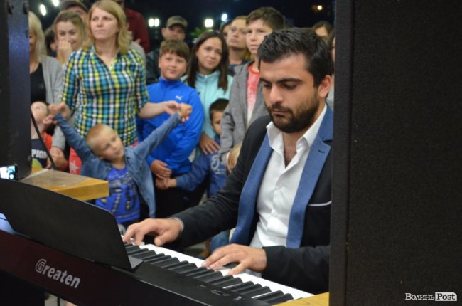 Атмосферно і затишно: у Луцьку співали в пам'ять про Скрябіна. ФОТО