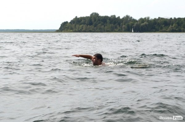 Волинський кандидат-опозиціонер переплив Світязь. ФОТО
