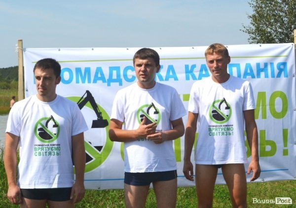 Волинський кандидат-опозиціонер переплив Світязь. ФОТО