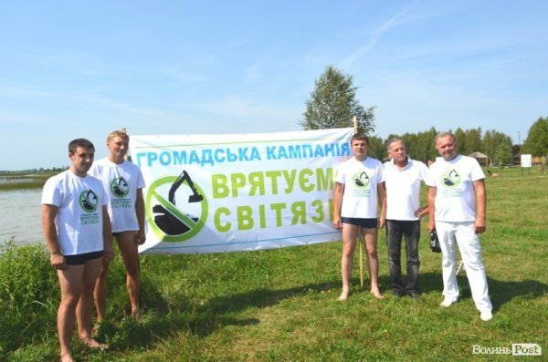 Волинський кандидат-опозиціонер переплив Світязь. ФОТО