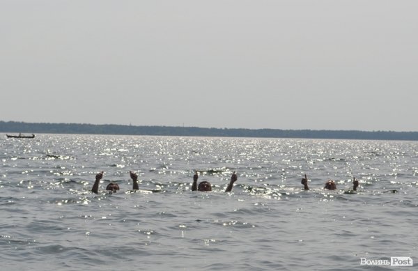 Волинський кандидат-опозиціонер переплив Світязь. ФОТО