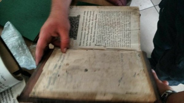 Громадянин Німеччини намагався вивезти з України 9 старовинних книг. ФОТО. ОНОВЛЕНО