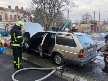 У місті на Волині загорівся легковий автомобіль. ФОТО