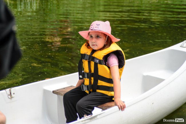 У луцькому парку в День батька влаштували унікальні перегони на човнах. ФОТО
