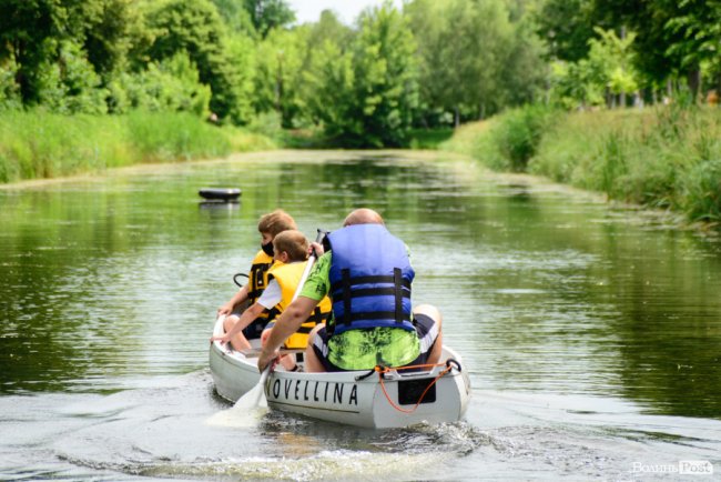 У луцькому парку в День батька влаштували унікальні перегони на човнах. ФОТО