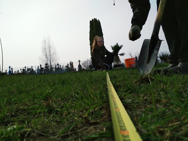 На Волині маленькі прихожани озеленили подвір'я церкви. ФОТО