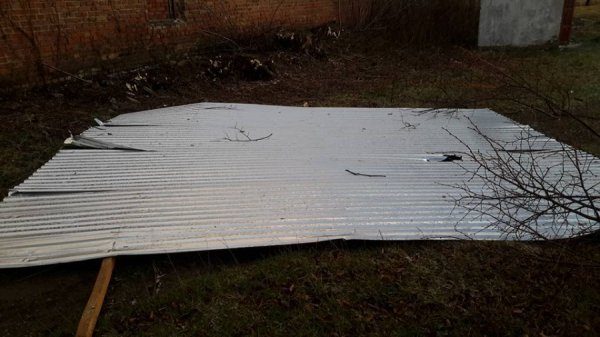 Пошкоджені дахи та паркани: на Волині пройшов смерч. ФОТО