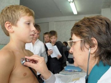 У дитячій поліклініці в Луцьку – передшкільний ажіотаж. ВІДЕО