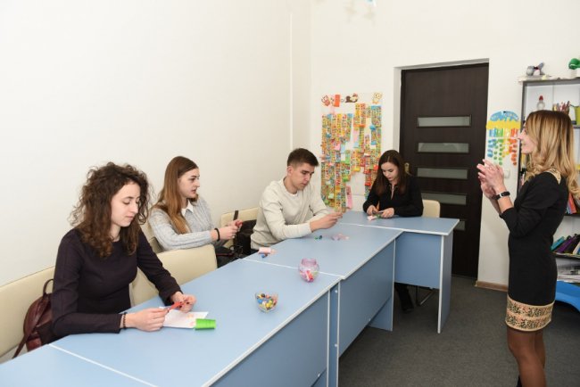 У «Промені» відкривається незвичний сімейний клуб англійської мови*