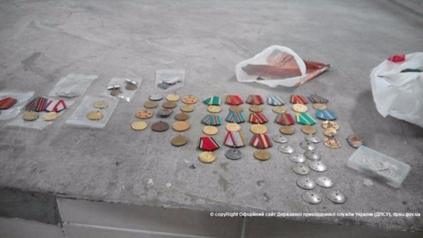 На «Ягодині» затримали колекцію медалей та орденів. ФОТО