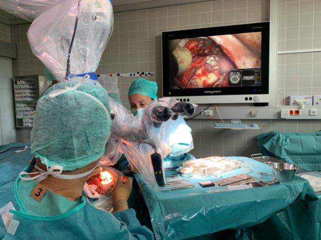 Волинські лікарі впроваджують нову методику операції на вусі. ФОТО