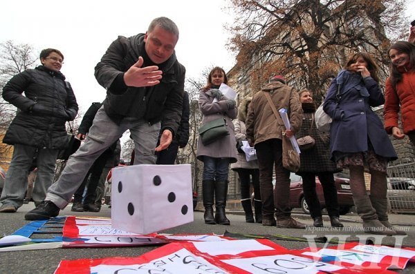Переселенці влаштували «гру» під Адміністрацією Президента. ФОТО