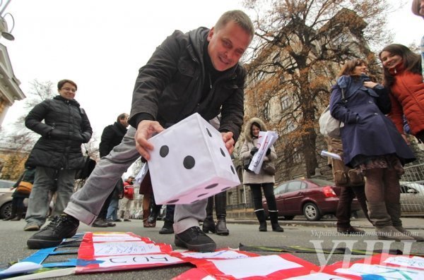 Переселенці влаштували «гру» під Адміністрацією Президента. ФОТО