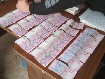 На Волині головний лікар медзакладу попався на хабарі