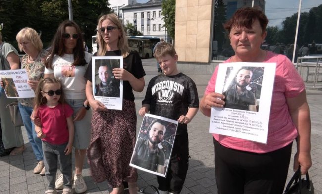 У Луцьку рідні полонених і зниклих безвісти підняли чорно-білий «Прапор Надії». ВІДЕО