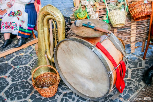 Народні розваги і море людей: в центрі Луцька «гуляє» етнофестиваль. ФОТО 