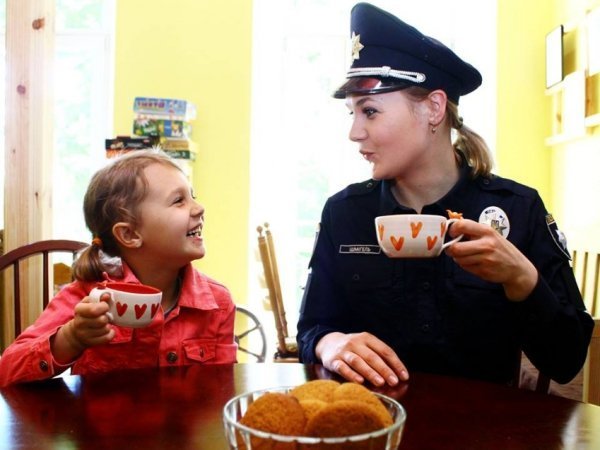 У Луцьку мами-поліцейські фотографувались зі своїми дітьми. ФОТО