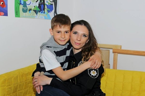 У Луцьку мами-поліцейські фотографувались зі своїми дітьми. ФОТО